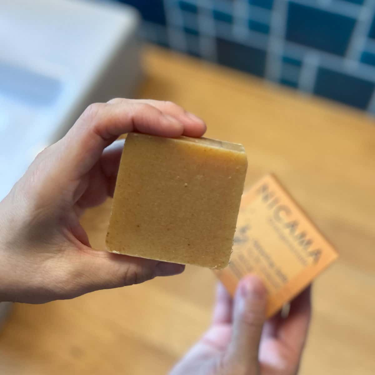 Duschseife "Upcycling-Orangenschale" (COSMOS), mit Peelingeffekt – 100g,Nicama,Vegan,Palmölfrei,Plastikfrei,Naturkosmetik,handgemacht,Peel it up