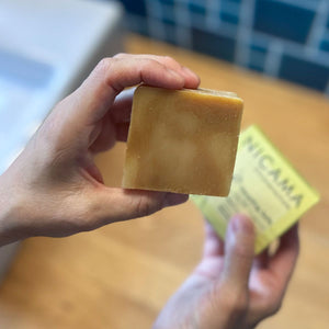 Duschseife "Upcycling-Zitronenschale" (COSMOS), mit Peelingeffekt – 100g,Nicama,Vegan,Palmölfrei,Plastikfrei,Handgemacht,Naturkosmetik,Peel it up
