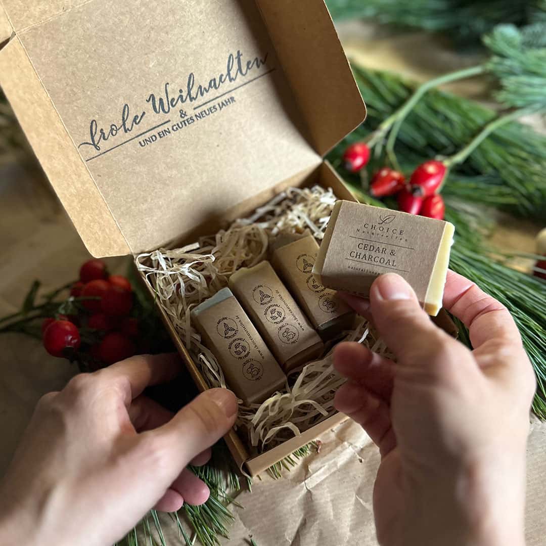 Geschenkbox "Frohe Weihnacht", handgemacht – 200g von Choice Seife in der Hand