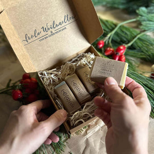 Geschenkbox "Frohe Weihnacht", handgemacht – 200g von Choice Seife in der Hand