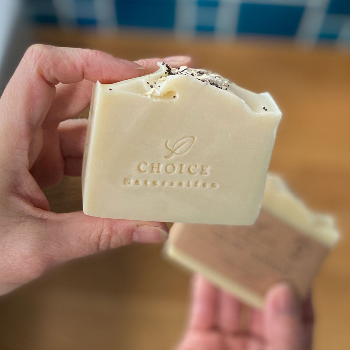 Hand- und Körperseife "Creamy Oatmeal", handgemacht – 110g-in der Hand