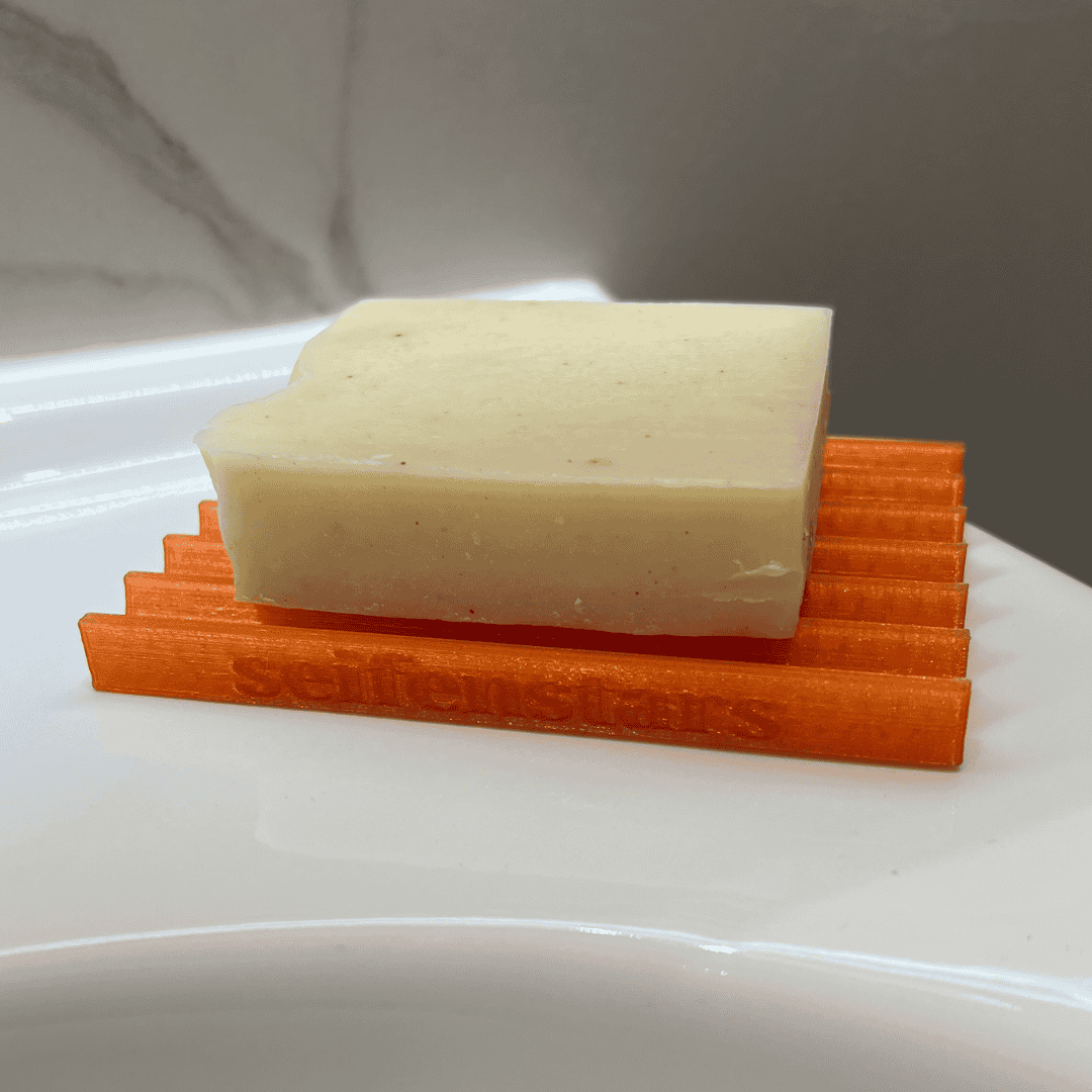 Seifenablage "Tanzende Flamme Orange-Transluzent", recyceltes PETG – 11 x 7,5 cm mit Seife