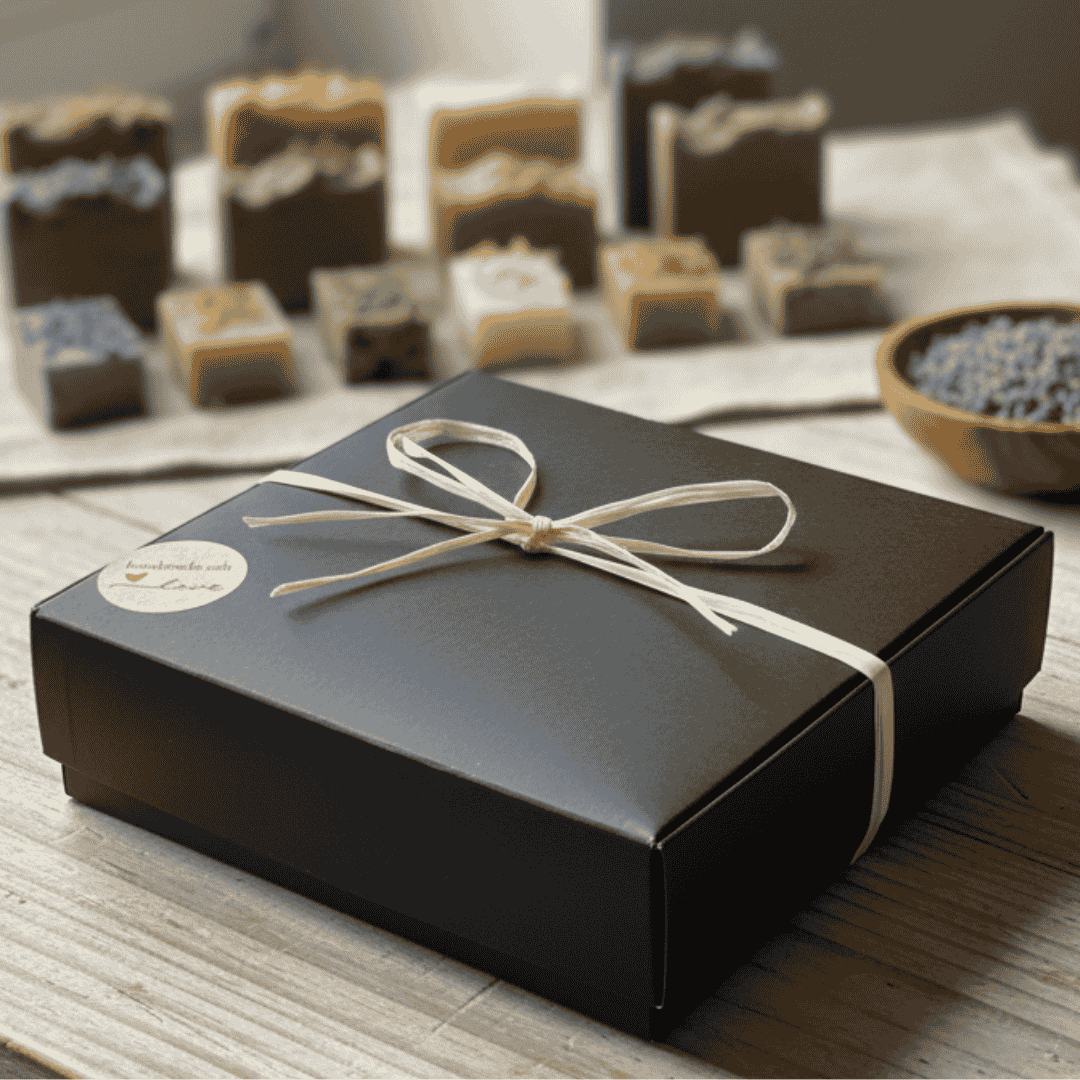 Soap Sample Box alles Liebe von seifenstars mit schwarzen Seifensaeckchen _Vegan_Palmoelfrei_Tierversuchsfrei_Plastikfrei-200g