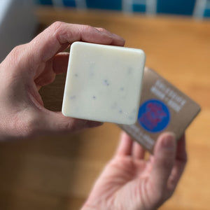 Hand- und Körperseife "Soleseife Mohn & Rose", handgesiedet  – 100g,Vegan,palmölfrei,Plastikfrei,Koje,Peeling für normale Haut